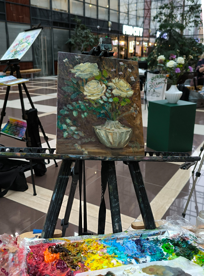 Вот такой букет ставит арт-студия Ботаника художникам в атриуме бизнес-центра Сириус-парк. У нас там ещё выставка проходит... Вобщем какая-то арт жизнь среди офисного пространства