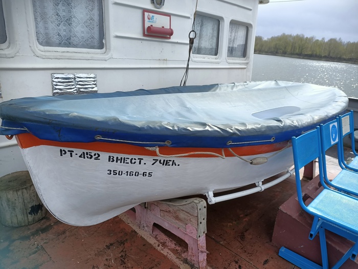 Трафарет на шлюпке тоже я пальцем придерживал когда красили :)