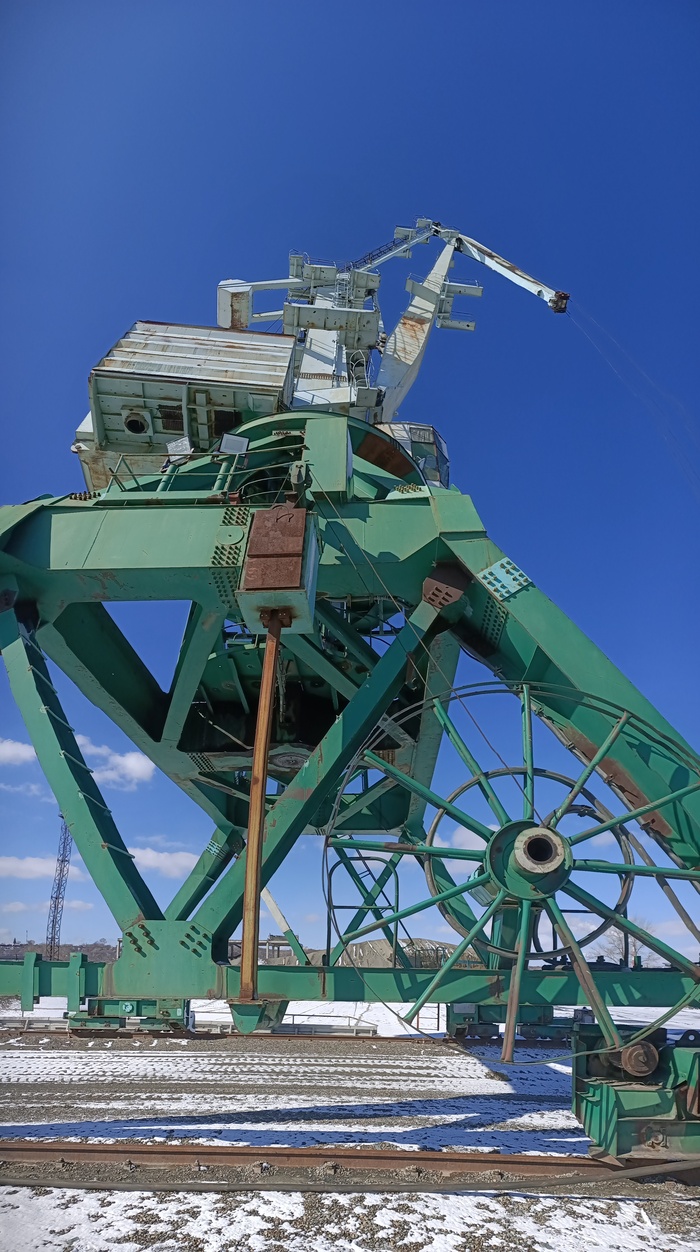 Кран которым ставили дизель генератор