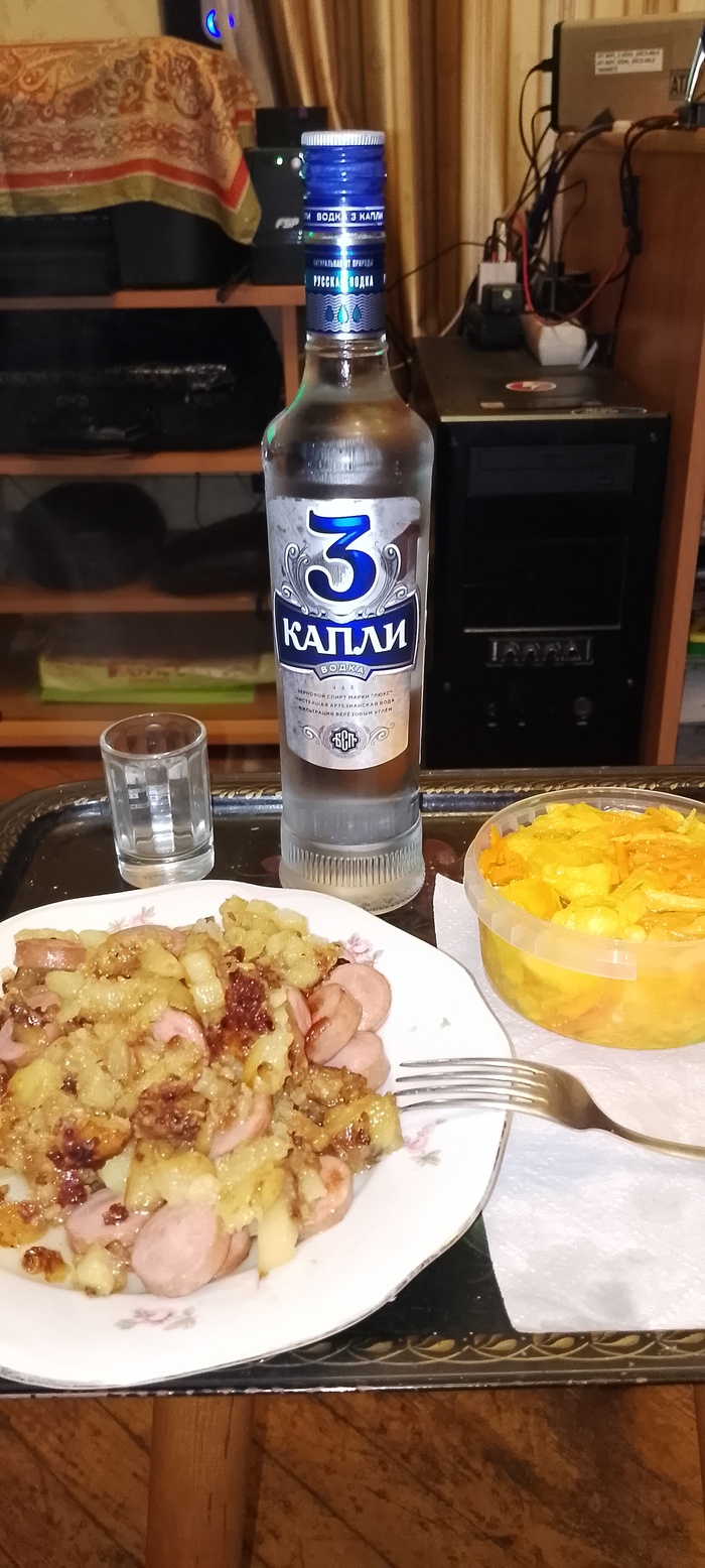 Картофанчик жареный с луком и шпикачками и капуста "по корейски"