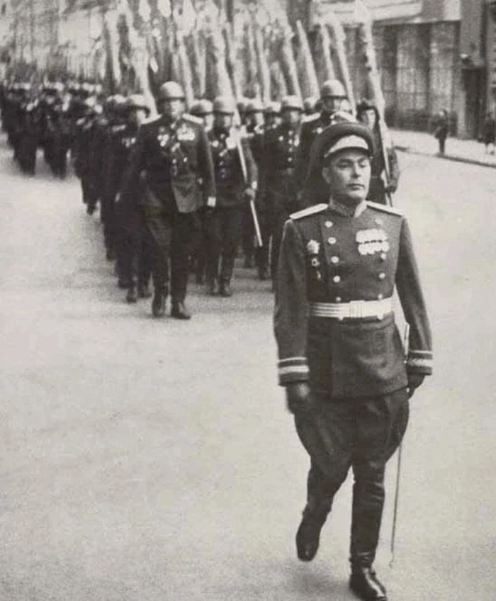 Леонид Ильич Брежнев возглавляет колонну на Параде Победы. 1945 год.