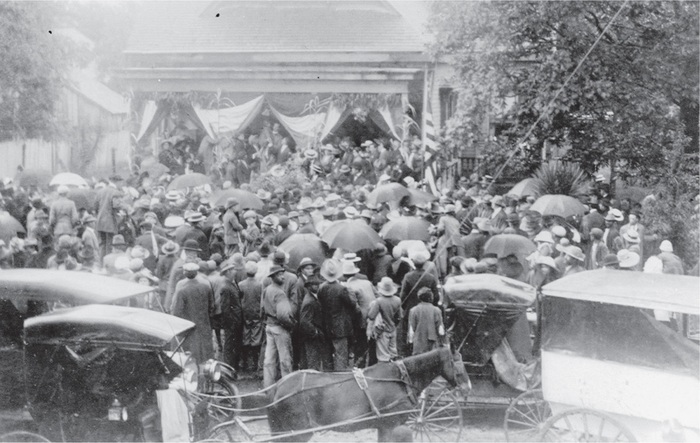 Местные жители собрались у дома Данбаров в Опелусасе, чтобы поприветствовать возвращение Бобби домой. 25 апреля, 1913 года. 