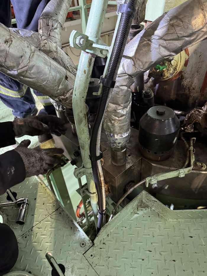 Сломался двигатель по центру океана!