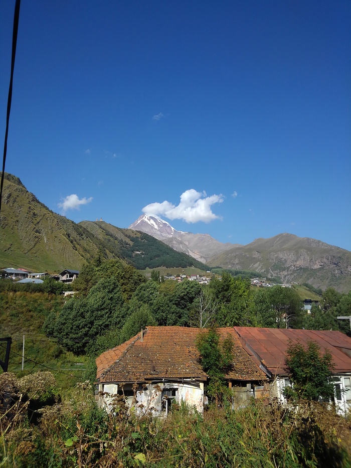 Казбек прячется в облако. В облаках он большую часть времени. Посмотреть на него целиком удается только утром.