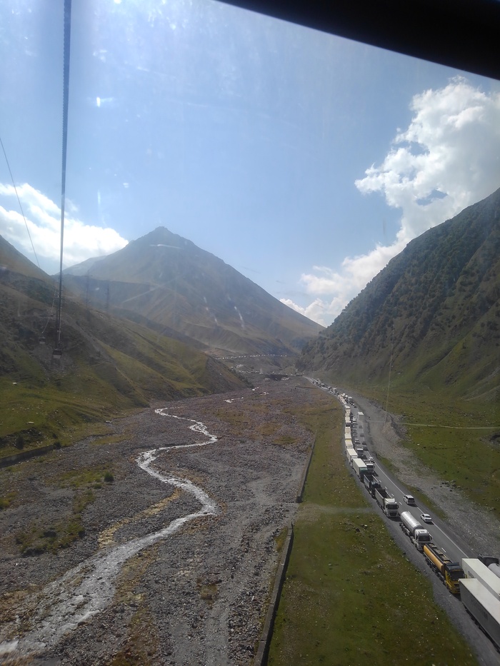 Вид на пробку из фур стоящих в сторону границы на военно-грузинской дороге из фуникулера