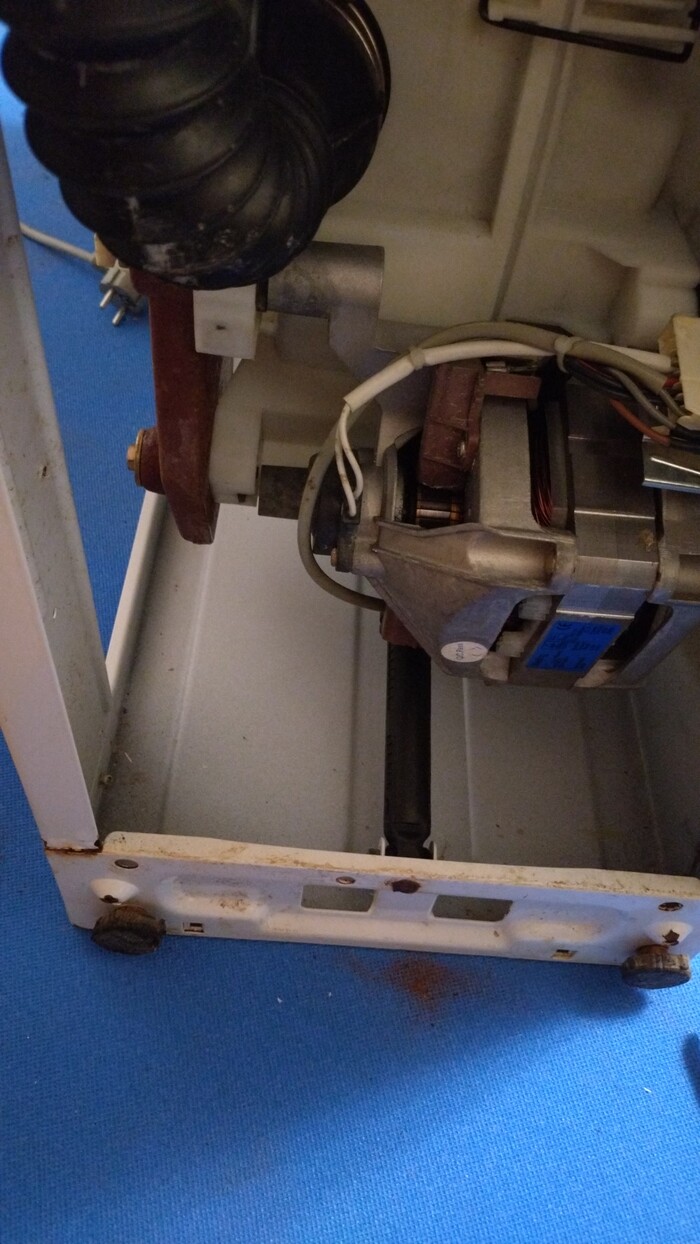 Видно амортизатор снизу