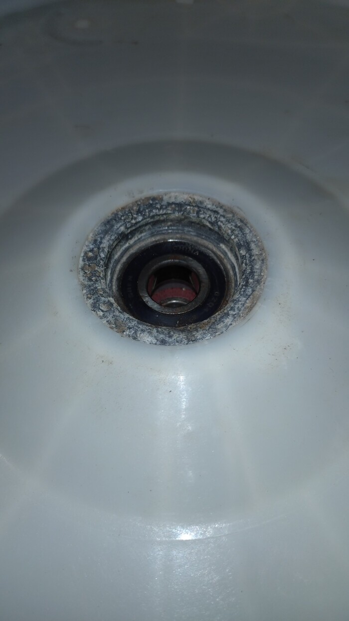 Обойма алюминиевая, вся в кавернах и окислах.