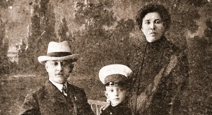 Михаил Шолохов с родителями