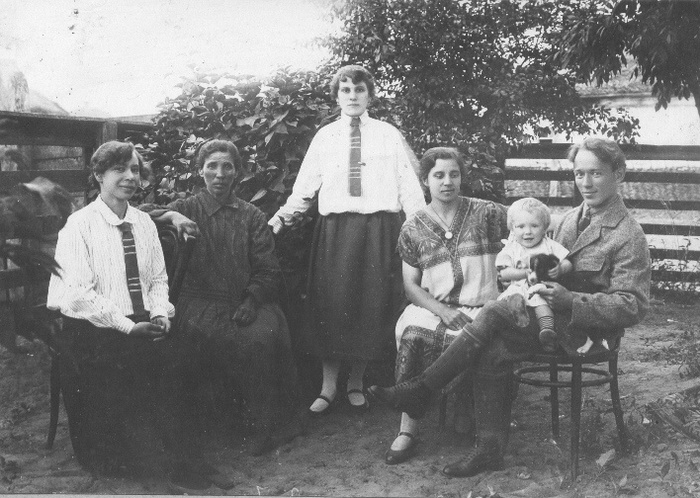 Е.Гордеева – учительница ст.Каргинской, Анастасия Даниловна – мать писателя, Лидия Петровна Громославская, Мария Петровна Шолохова, Михаил Александрович Шолохов с дочерью Светланой. (1927 г.)