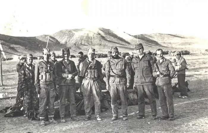 Карен Таривердиев (крайний слева) с сослуживцами