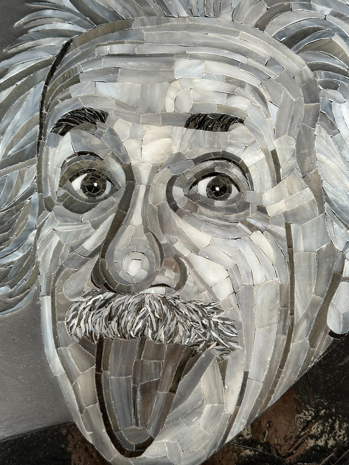 Эйнштейн по-прежнему показывает язык