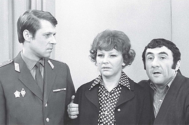 Трое следователей МУРа - Знаменский, Томин и Кибрит (ЗнаТоКи) - распутывают сложнейшие дела.