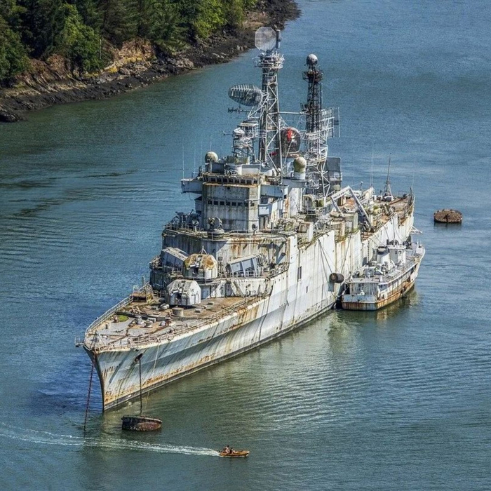 Кладбище заброшенных военных кораблей во Франции