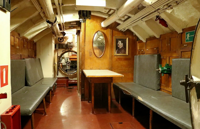 Подлодка, вид изнутри в музее Владивостока.