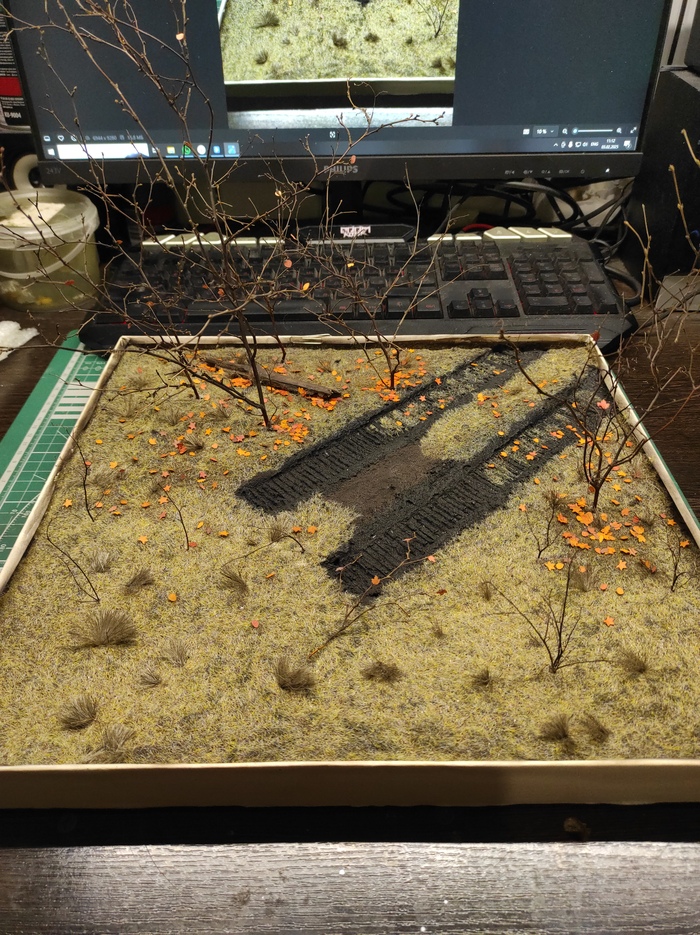 немного листьев приклеил на ветки, для разнообразия