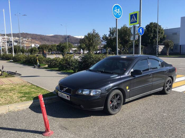 Водитель припарковал авто в притирку к велодорожке, не оставив ни единого шанса его объехать. Я не верю, что это было сделано не умышлено, авто в плотную к бордюру и ровненько перекрывает всю велодорожку. Очень много негативных эмоций((