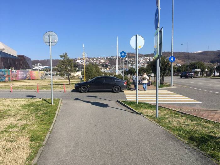 Место действия: служебный въезд в Сочи Парк (на заднем фоне новый строящийся театр и дальше ж/д станция "Имеретинский курорт" (Олимпийский парк).