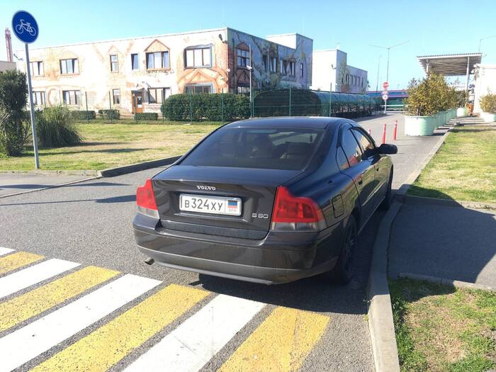 Водитель именно что припарковал своё авто и ушел по делам. Я ехал на работу к 9.00 когда увидел это авто, и в обед в 13.00 это авто также стояло без изменений.