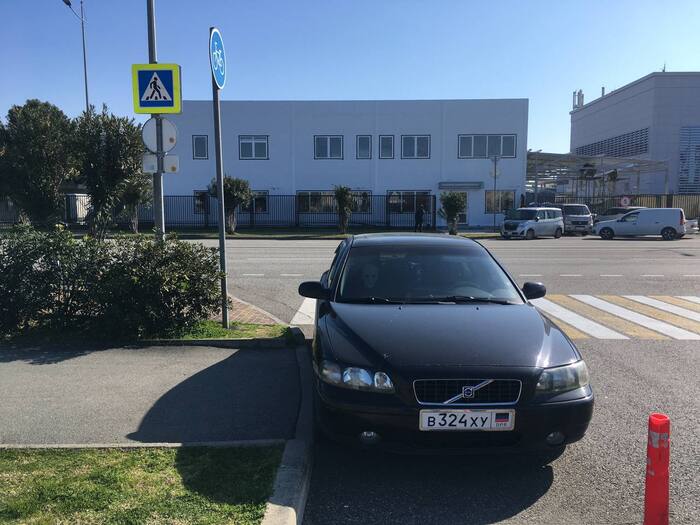 Объехать авто нормально ни как нельзя, либо прыгать через бордюр и мять газон, или ехать до следующей автобусной остановки по тротуару((