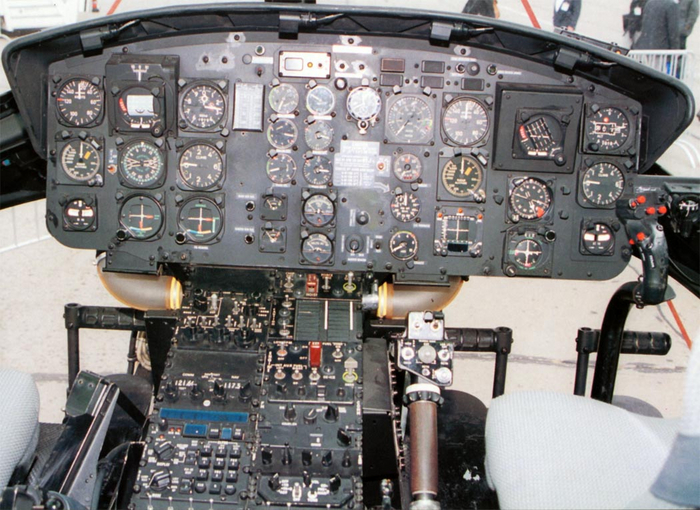 Вкратце, приборная панель любого летающего пепелаца строится по следующему принципу - справа все, что связано с двигом - обороты, давления, масла и соляра, по середине - пилотажно-навигационный сектор, слева - всякая хуйня по остаточному принципу.