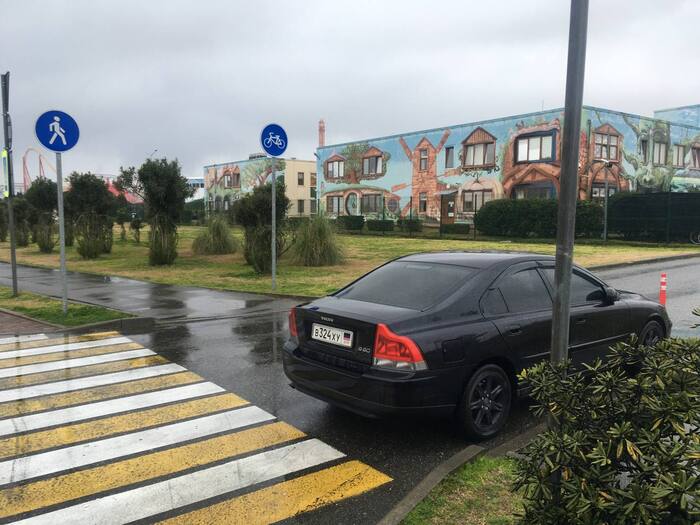 По стараюсь написать на Госуслуги Краснодарский край об этом нарушении ПДД, нельзя такое оставлять без внимания. Бывают случаи когда водителя паркуются не думаю об окружающих, но в этом случае явно это было сделано специально.