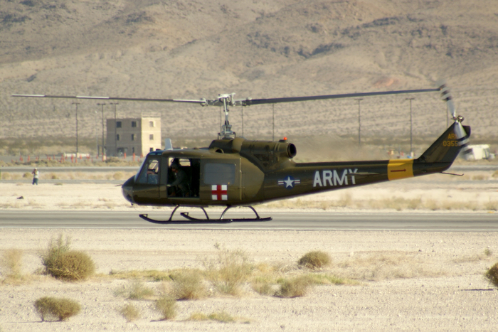 Характерная для первых коротких серий, дверь с одним стеклопакетом, выхлоп Акропович и обязательные желтые полосы Спарцо - пилот, по ходу, тот еще небесный гонщег.