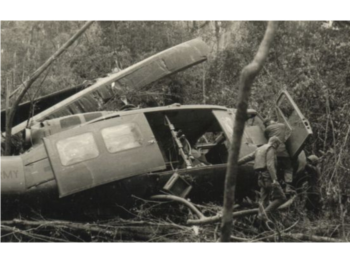 ...немного перкаля, чутка подкрасим - и снова можно будет гонять над пляжами....Почти не шутка. Вытащить из болота, заменить винтомоторную группу прям в поле и эта кочерга своим ходом долетит до базы. Где его реально проклеют перкалем и - в путь.