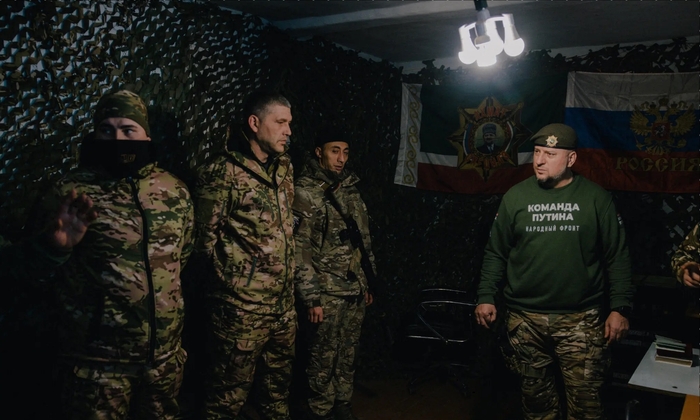 Генерал-лейтенант Апти Алаудинов, справа, командир подразделения спецназа, вручает военным награды