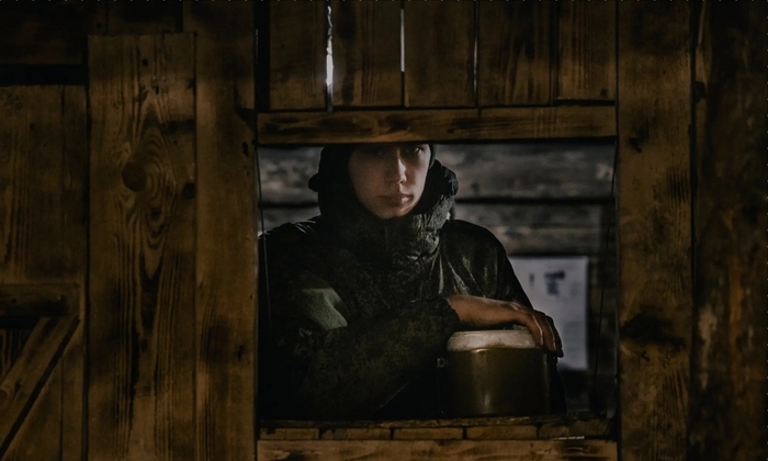 Солдат-призывник, проходящий обязательную годичную военную службу после окончания школы, ждёт обеда в окопе на линии обороны в Курске