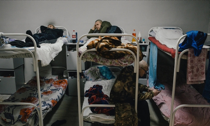 Раненые солдаты на койках в медицинском центре под Курском