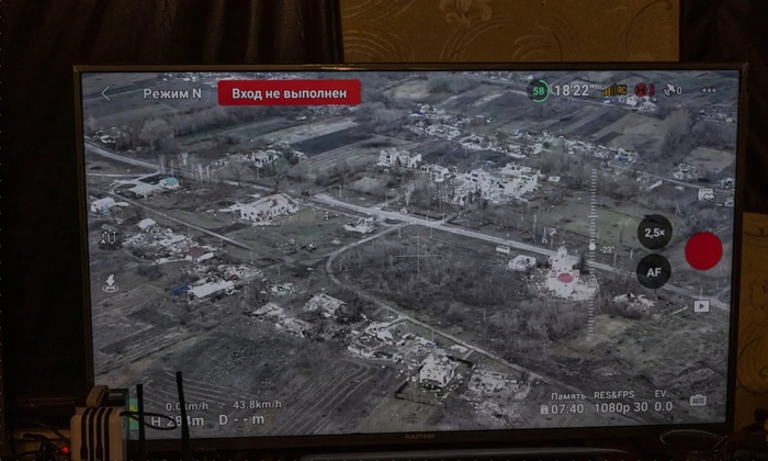 Русский солдат готовится выдвинуться на артиллерийскую позицию