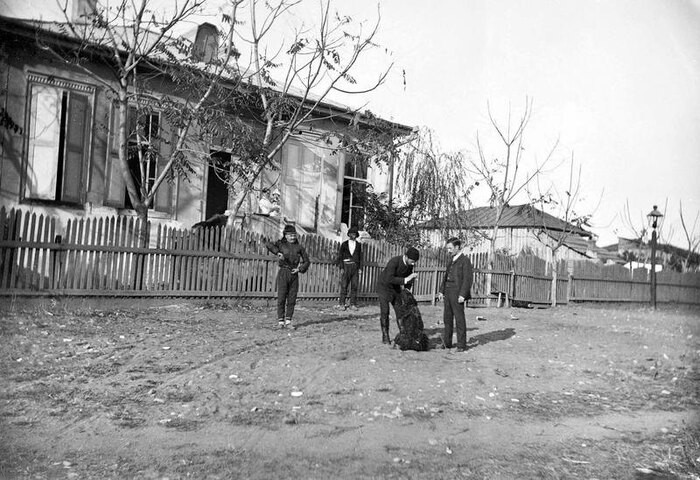 Батум. Грузинский дом. У дома женщина с ребенком, за оградой гурийские милиционеры
