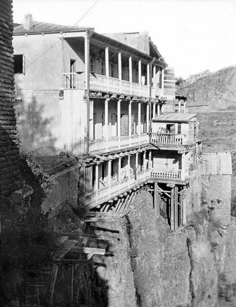 Тифлис. Дом на обрывистом берегу Куры