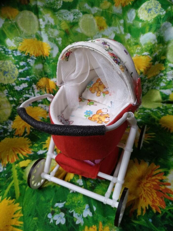Шасси, донышко, колеса - солнышки, пуговицы -бабочки были смоделированы в программе 3D моделирования и потом напечатаны на 3D принтере. Вся обшивка частично в ручную. Немного мягкого поролона на ручке. Мягкий силиконовый пупсик подарен сыном.