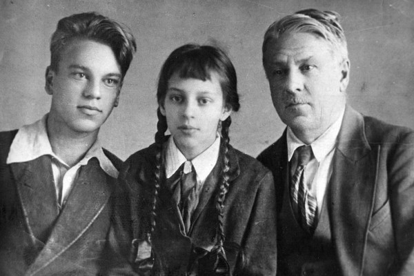         . , 1941 . (<!--noindex--><a href="https://pikabu.ru/story/leytenantskaya_poyeziya_velikoy_otechestvennoy_arian_tikhachek_19231943_12384048?u=https%3A%2F%2Fmary-hr5.livejournal.com%2F1790877.html&t=https%3A%2F%2Fmary-hr5.livejournal.com%2F1790877.html&h=202a4f32e0f49aebdba02e250b36f961bc3f216a" title="https://mary-hr5.livejournal.com/1790877.html" target="_blank" rel="nofollow noopener">https://mary-hr5.livejournal.com/1790877.html</a><!--/noindex-->)