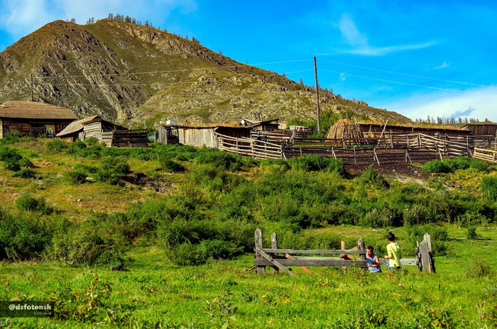 Набираем питьевой воды из колодца.