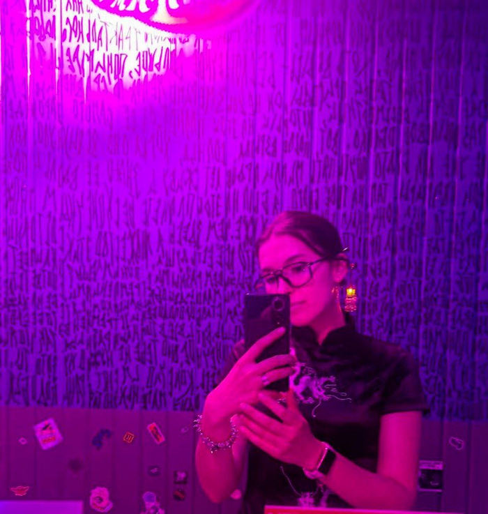 мое зашакаленное фото из андеграундного толчка. облечена в китайское платье, имею палочки-фонари и браслет-дракон, который за все цепляется