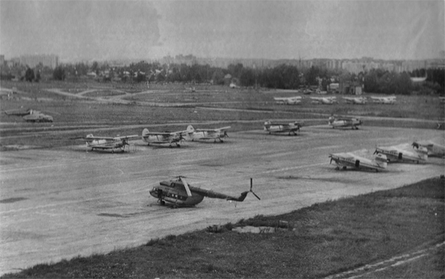 Аэродром Северный и стоящие на летном поле самолёты Ан-2