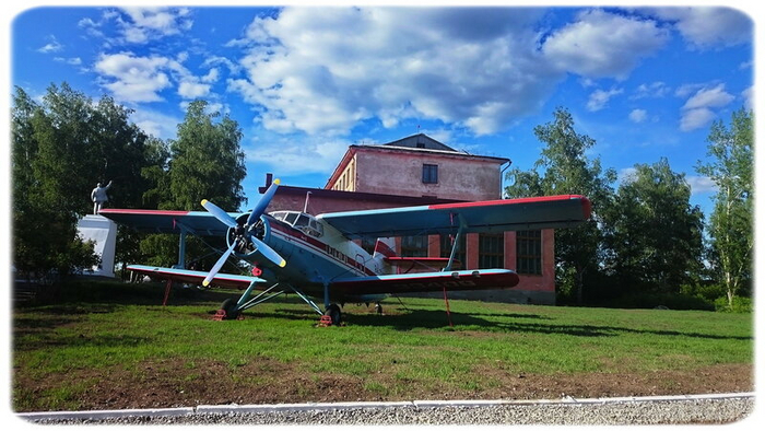 Памятник возле училища. Знаменитый Ан-2