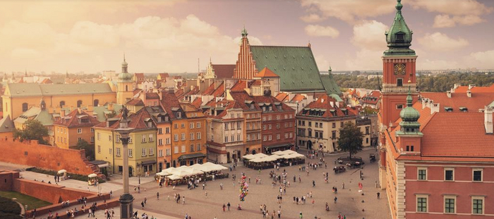 Каноничный вид на Старувку (дворец, костел, стены и плошадь).