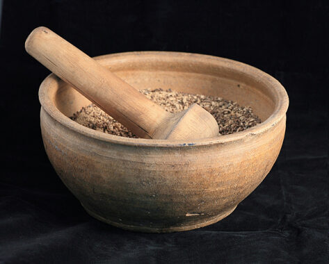 Фото 3. Деревянная ступка. Фото — Аптека-музей г. Гродно.