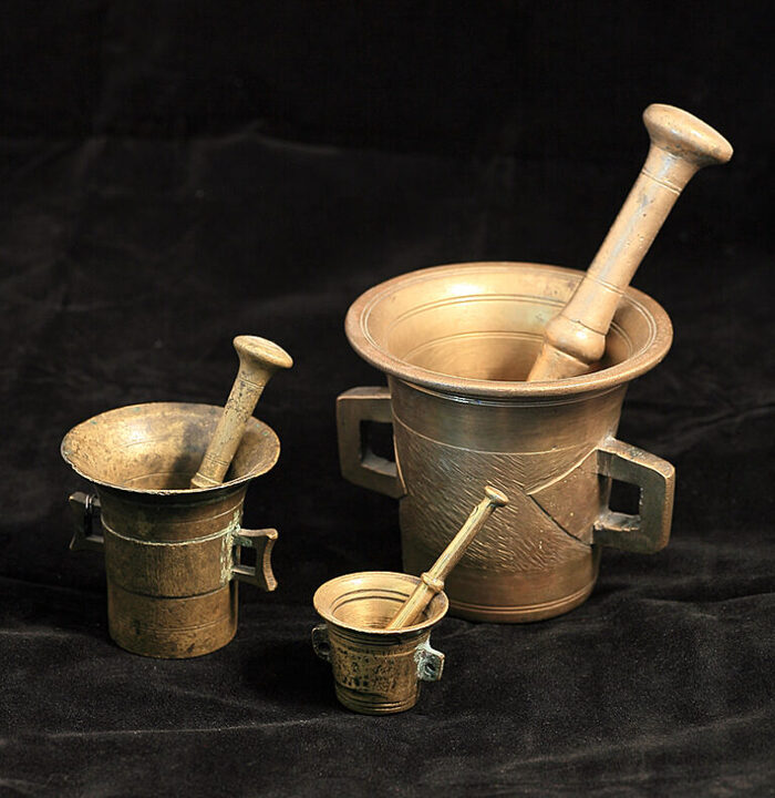 Фото 4. Металлические ступки. Фото — Аптека-музей г. Гродно.