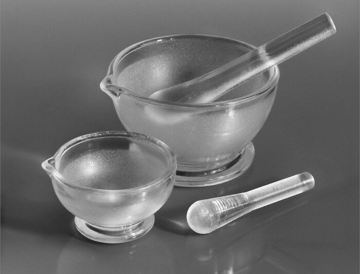 Фото 5. Стеклянные ступки. Фото — Камская химическая компания.