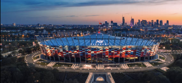 Стадион Народовый (польск. Stadium Narodowy - Народный стадион) (на горизонте маячит вава-сити).