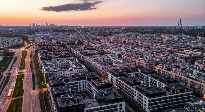 С дали еще ничего, вблизи - дикий запад. Перекати-поля только не хватает. Бетонная пустыня.