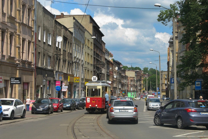 Тут по бокам вся улица застроена этими каменицами. Так это примерно выглядит.