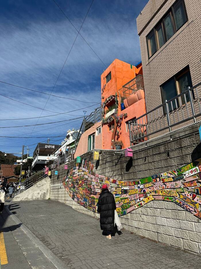   ( 12).    (Gamcheon), /Busan   ,  ,  , , , 