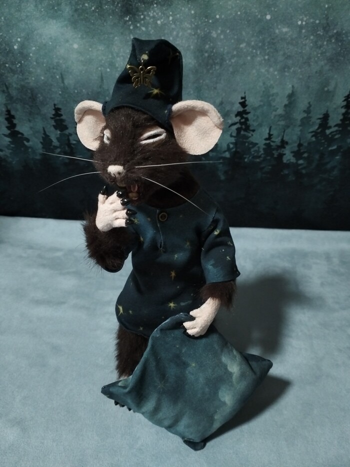 Рост: 24 смМатериалы: искусственный мех, искусственная замша, полимерная глина, медная проволока, акриловые краски, лак, вата, эпоксилин, сода, текстиль, аксессуары Уход: сухая чистка, беречь от воздействия прямых солнечных лучей. Причесывать мех