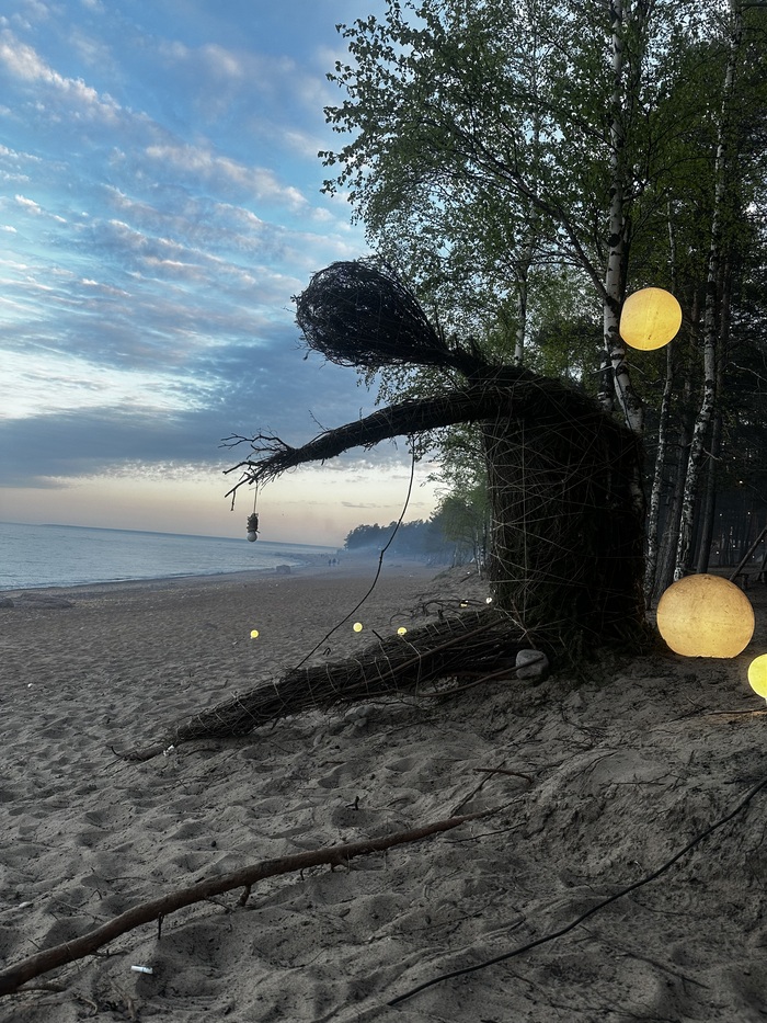 По всей территории можно было встретить инсталляции, подобные этой.