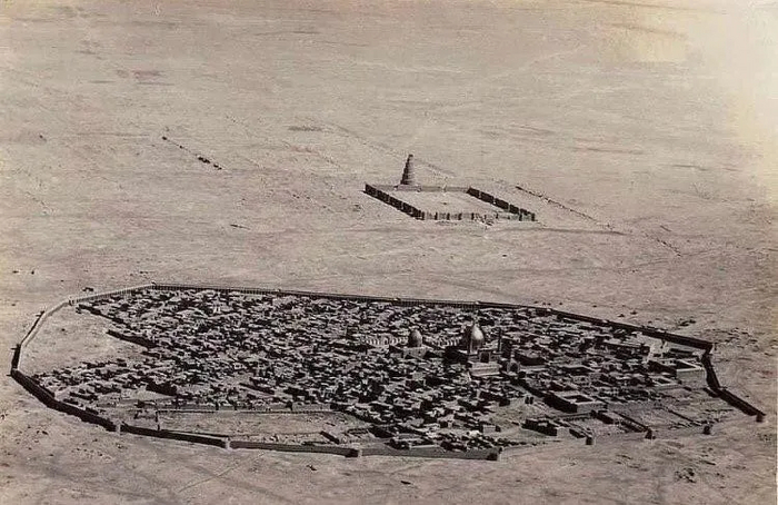 Старая фотография Самарры. Как будто бы даже не на Земле это все построено.